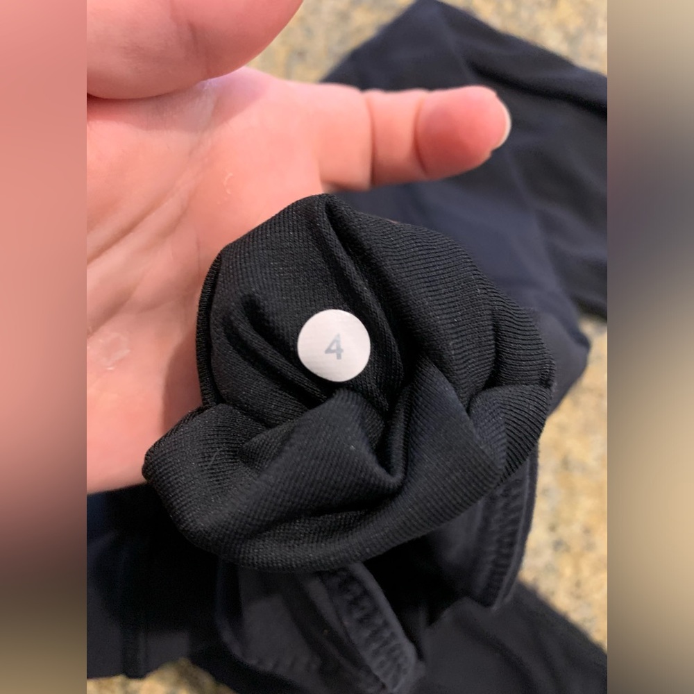 Lululemon black cropped leggings size 4 - Picture 9 of 13